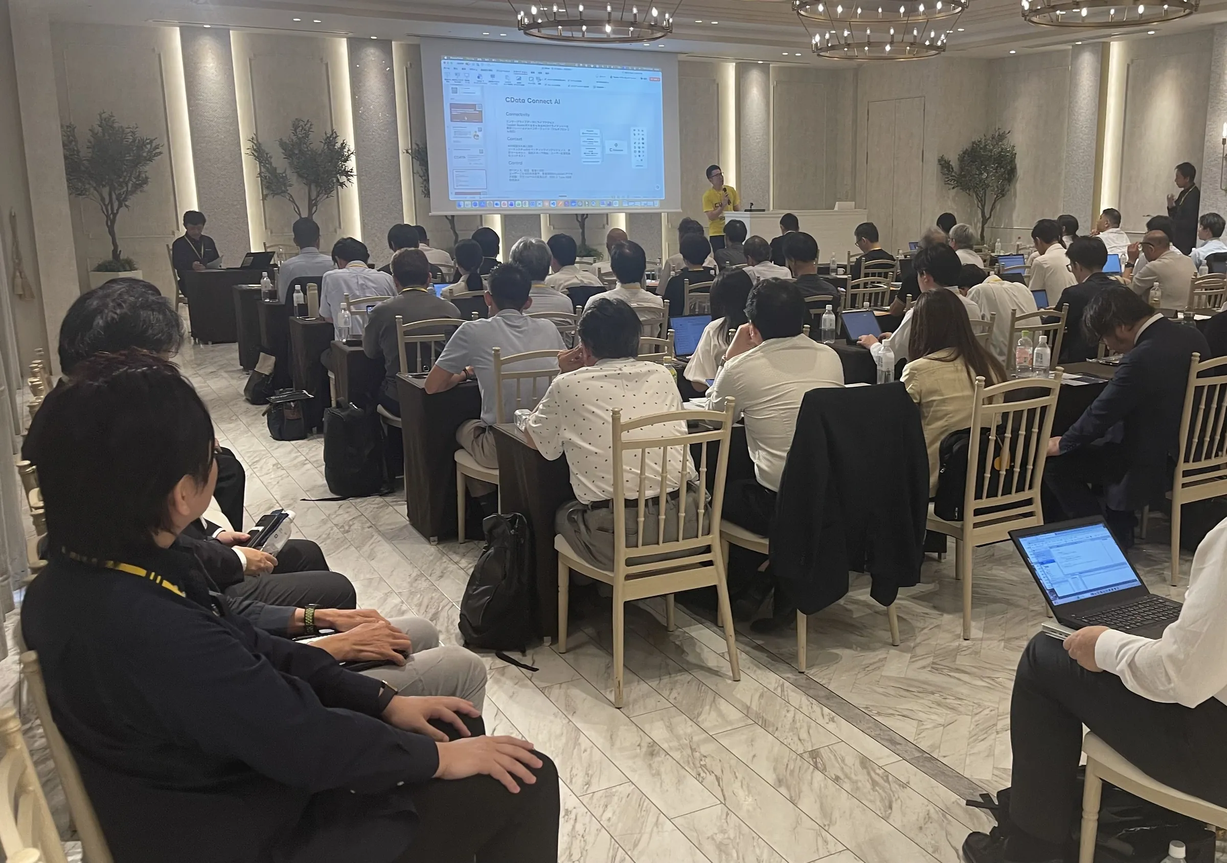 DominoHub 2026 のセッション会場。満席の参加者が講演を聴いている様子